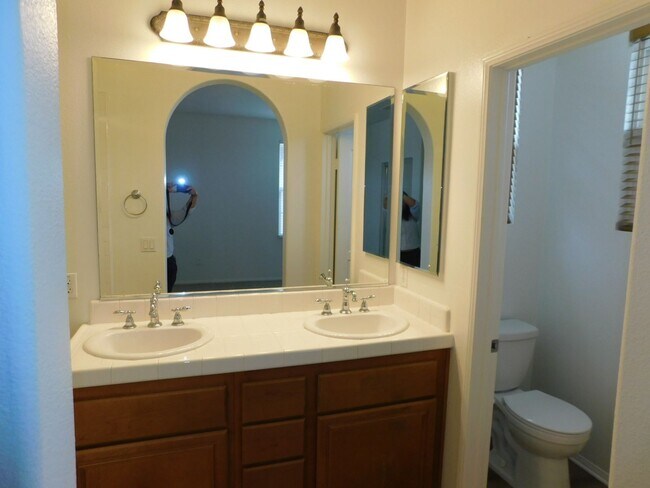 Building Photo - Exceptional 3 bed, 3.5 bath home in Irvine.