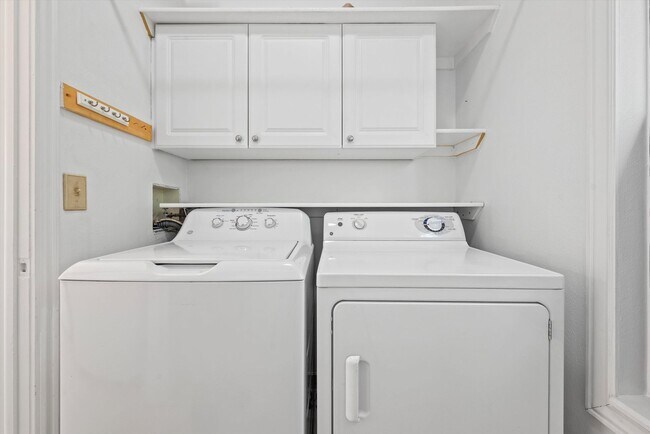 Building Photo - Beautiful 2 Bed, 2 Bath Townhome | Vaulted Ceilings, Private Courtyard & Fireplace