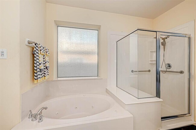 Building Photo - 618 Silver Creek Cir