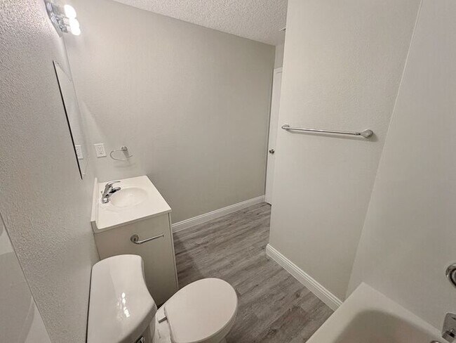 Building Photo - Lovely 3-Bedroom Home in the Heart of Midw...