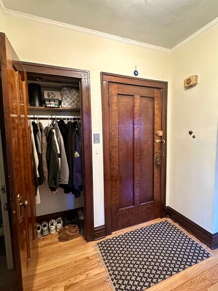 foyer w/ mud closet - 4036 N Mozart St