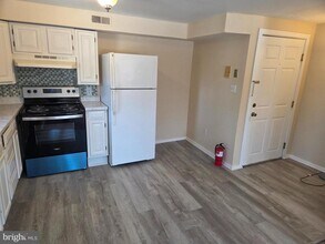 Building Photo - 504 Main St