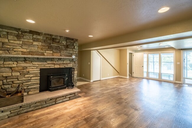 Building Photo - Large corner lot home in desirable Woodland Heights.