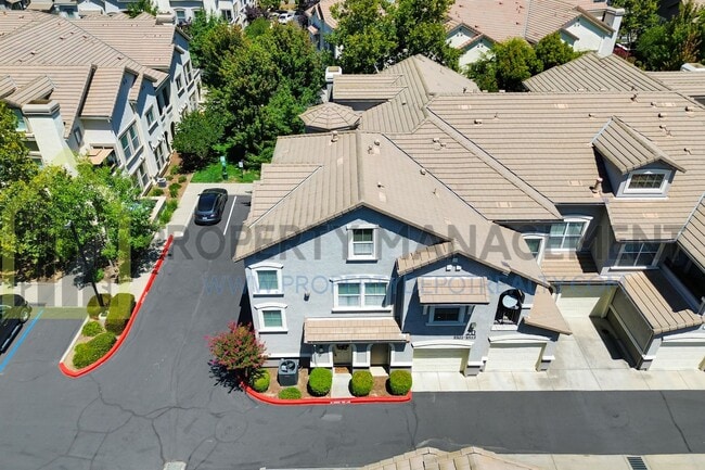 Building Photo - Spacious 2 (or 3!) Bed Condo in Gated Comm...