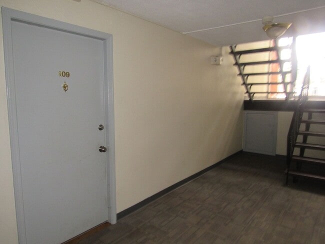 Building Photo - Londonderry Garden Condo- Available NOW!