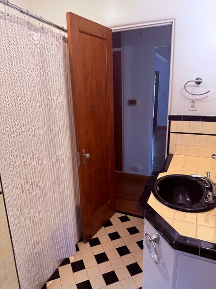 Building Photo - 1023 S Stanley Ave