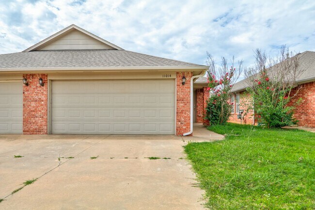 Building Photo - $350 Off First Month's Rent Move In Special!! Duplex in Yukon, Available Now!