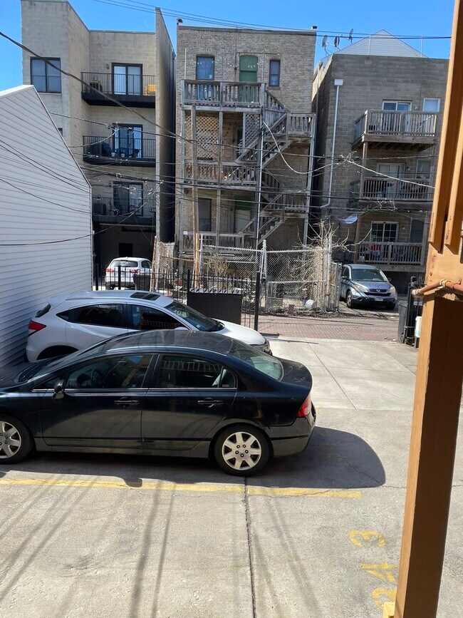 Building Photo - 1534 N Claremont Ave