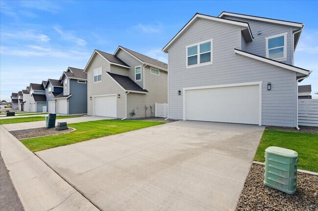 Building Photo - Spacious 4-Bedroom Home with Modern Comforts