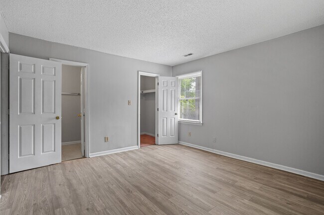 Building Photo - 1321 Park Glen Dr