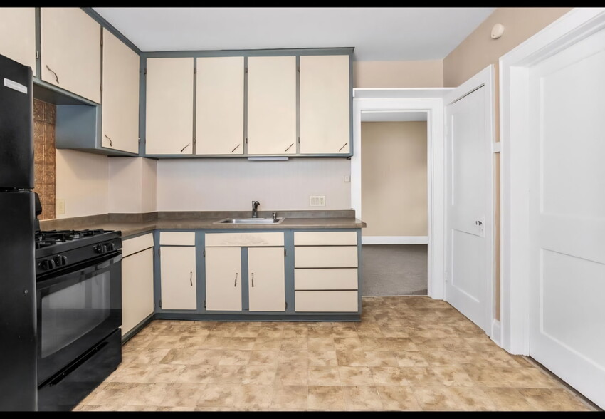 Kitchen - 428 S 70th St