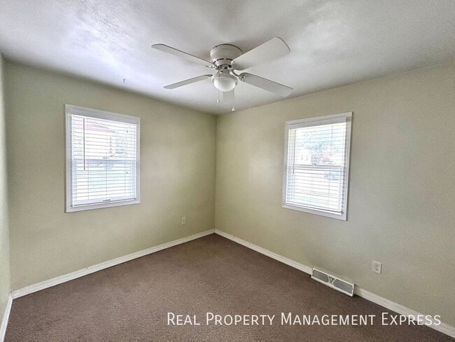 Building Photo - Modern 2 Bedroom + Den, 2 Bath House