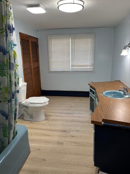 Full bath - 1 Mars St
