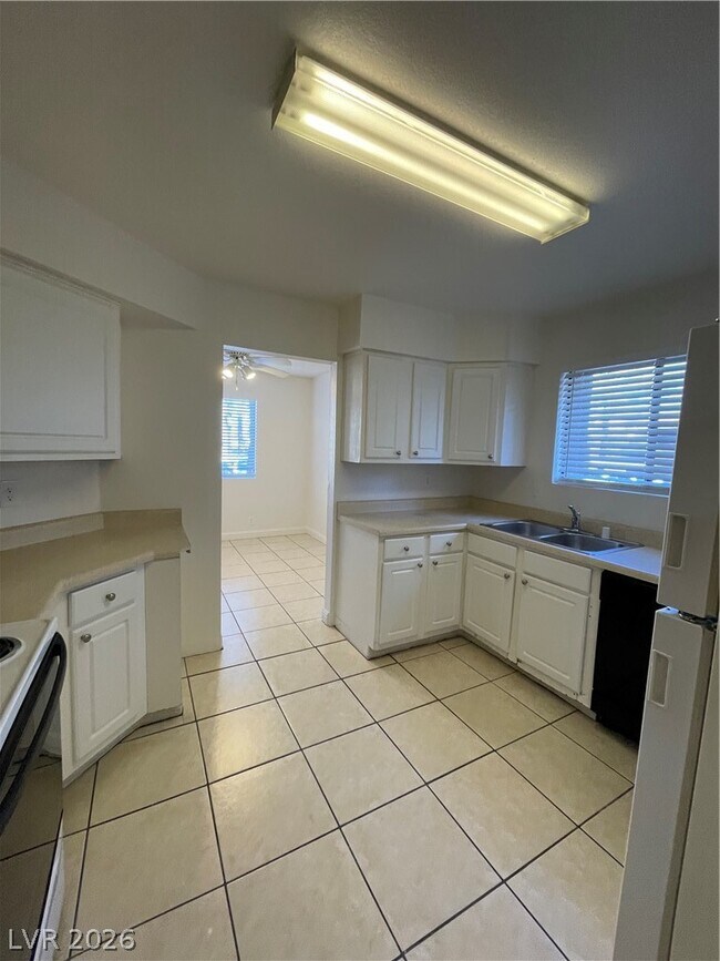 Building Photo - 3151 N Soaring Gulls Dr