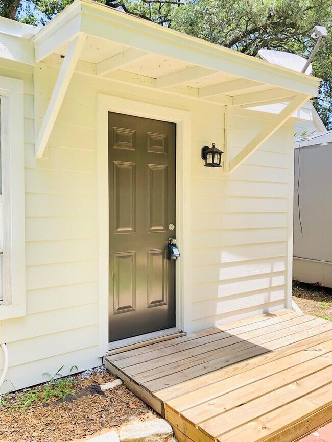 All bills paid studio apartment 511 W Cleveland St Alvin TX 77511