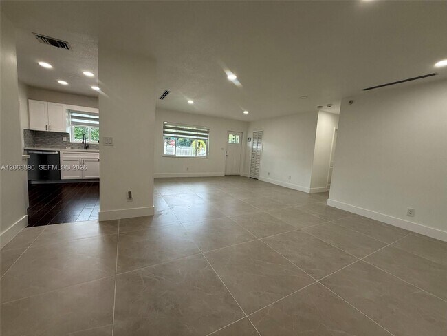 Building Photo - 5530 SW 96th Ave
