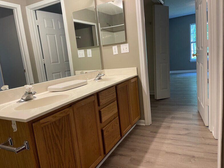 Building Photo - Room in Townhome on Petrea Ln