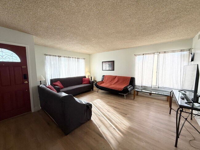 Building Photo - Fully Furnished 4-Bedroom Home in Prime Central Las Vegas Location