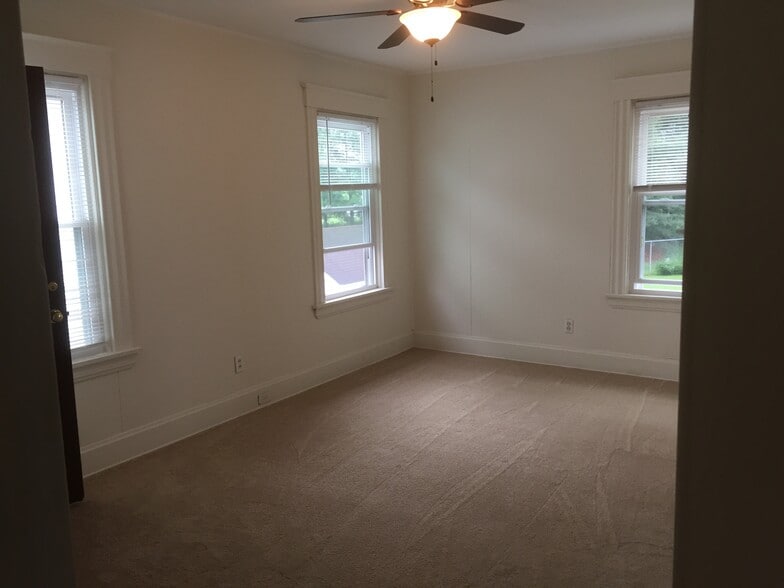 living room - 3323 Emerson Ave