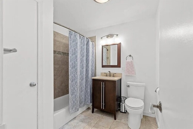 Building Photo - "Charming 1-Bedroom Retreat with Modern Co...