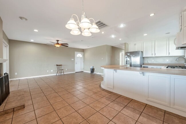 Building Photo - CHARMING 3-BED 2-BATH NEAR THE BAY WITH SPECTACULAR CANYON VIEW