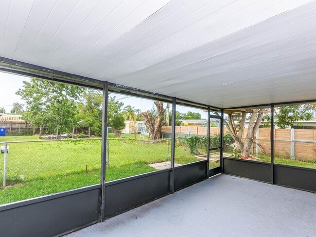 Building Photo - 611 SW 64th Way