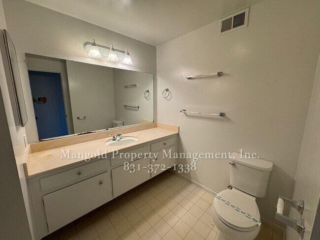 Building Photo - 22490 Ferdinand Dr
