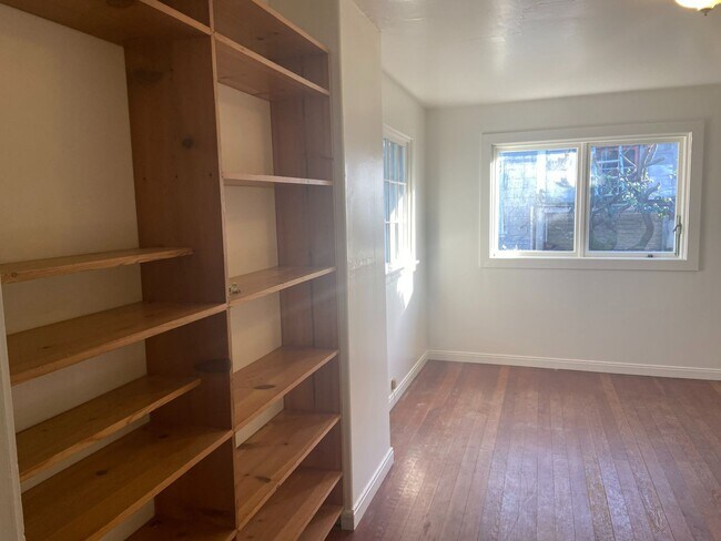 Building Photo - House with Charm, 2/1 with large garage and bonus room & bathroom