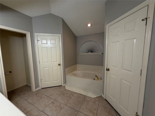 Building Photo - 1426 Mapleview Dr