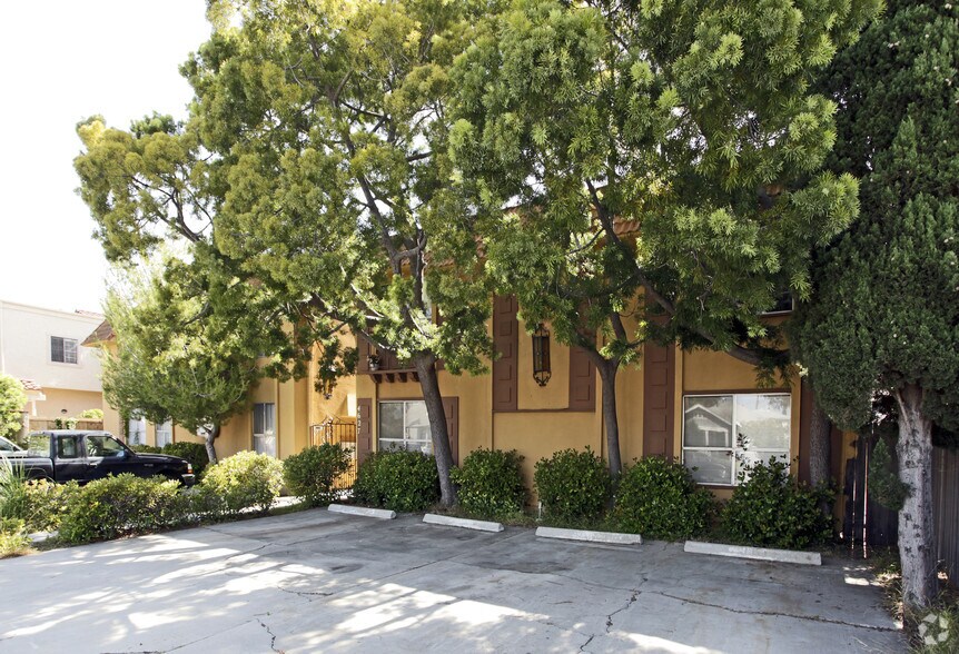 Primary Photo - 4627 Campus Ave