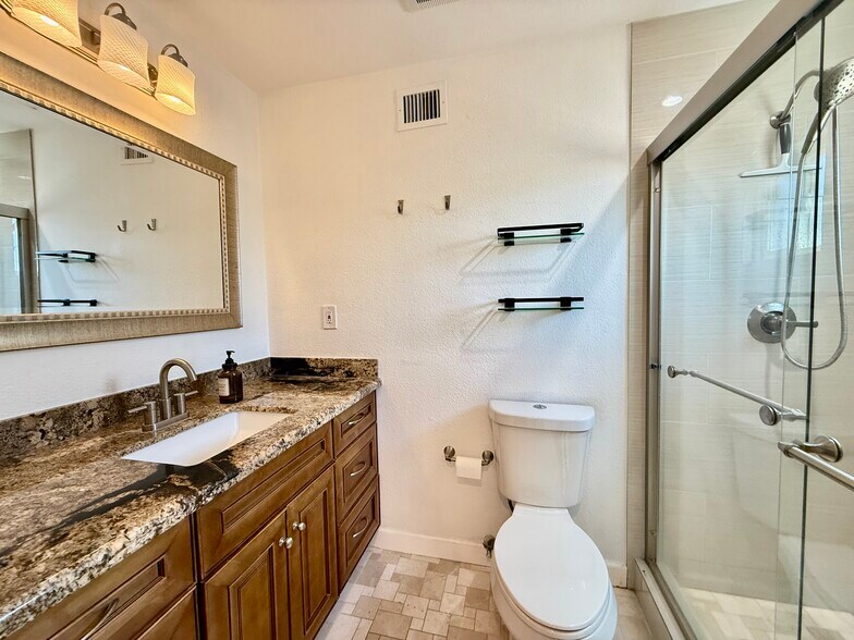 Primary Bathroom - 2816 E Laurel Ln