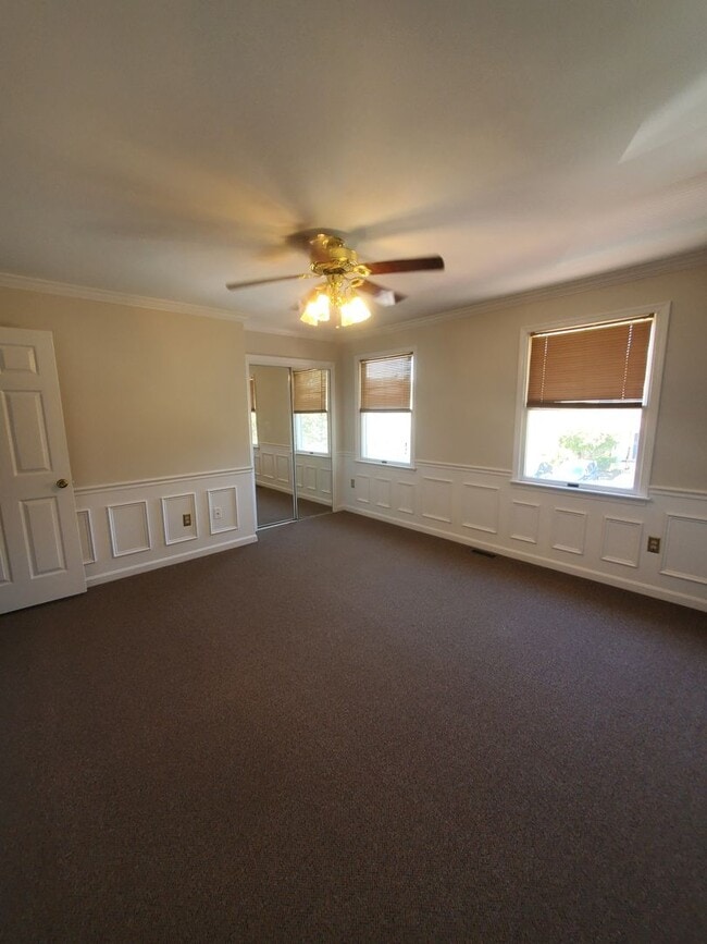 Building Photo - Townhome in Convenient Location