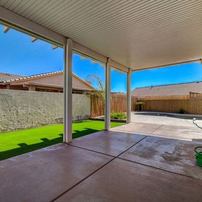 Building Photo - Single story home. NO HOA!