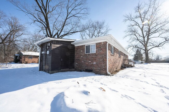 Building Photo - "Charming 2-Bed Duplex Gem on E 43rd St – ...