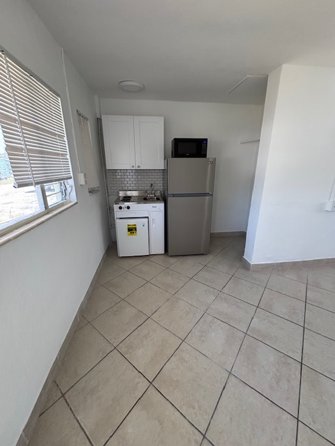 Building Photo - 1064 N Tamiami Trl