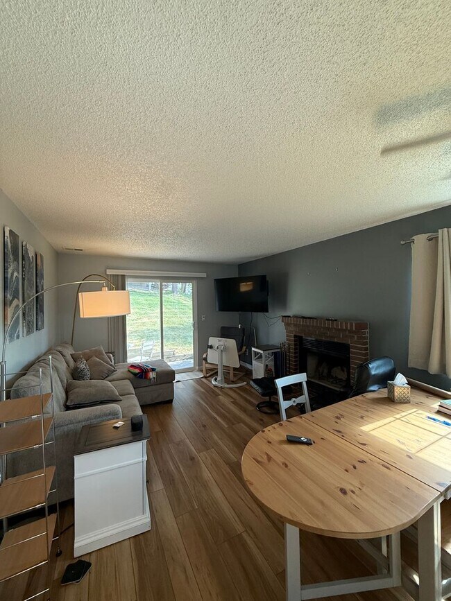 Building Photo - Spacious 2bd/2ba Condo- Lakewood CO, Available 7/10/26!