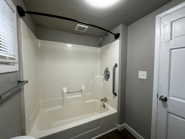 Building Photo - Recently Renovated 3 Bedroom 1 Bath Single...