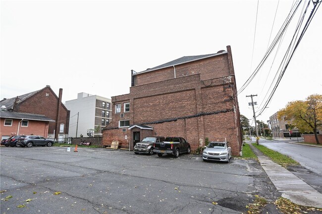 Building Photo - 400 Main St