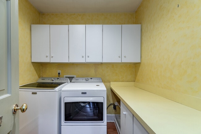 Building Photo - 411 Beach St