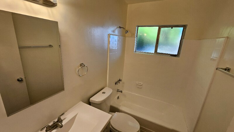 Building Photo - 638 N W Knoll Dr