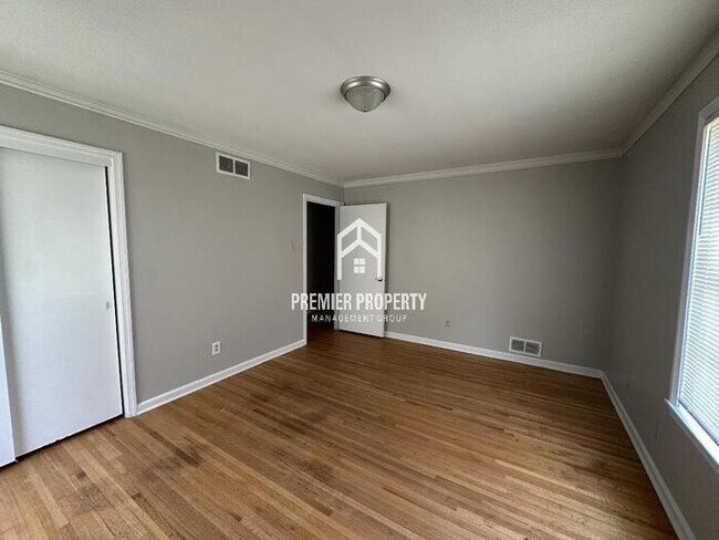 Building Photo - 5288 Oak Meadow Ave