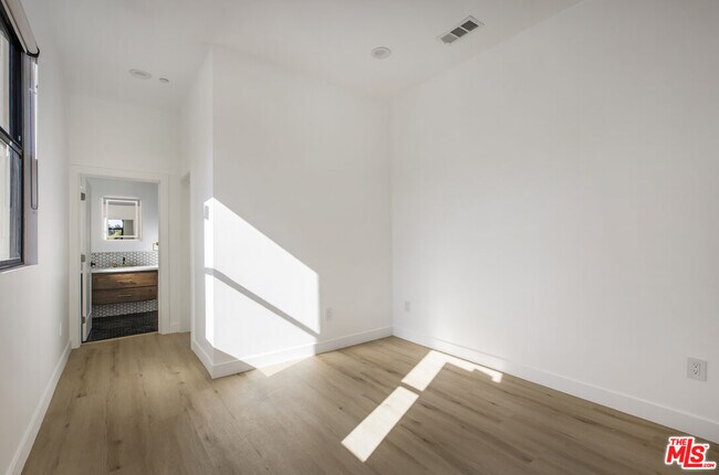 Building Photo - 2651 Vineyard Ave