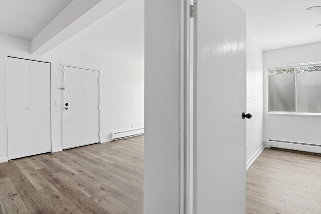Building Photo - $1,140.95 with $300 off the first month's rent, 1 Bed - 1 Bath, Condo in Denver with Easy Access ...