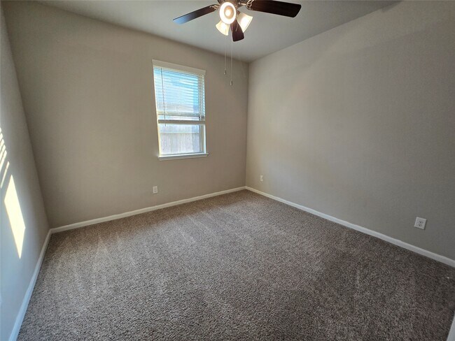 Building Photo - 511 Yellow Bullhead Ct