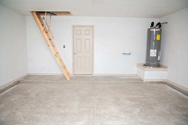 Building Photo - Entertain, Relax, and Enjoy West Texas Living