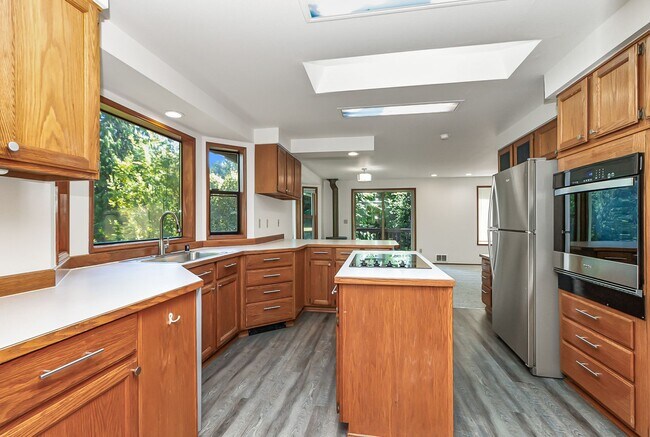 Building Photo - Home on Acreage with Mountain views