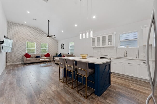 Building Photo - 4547 Newberry St