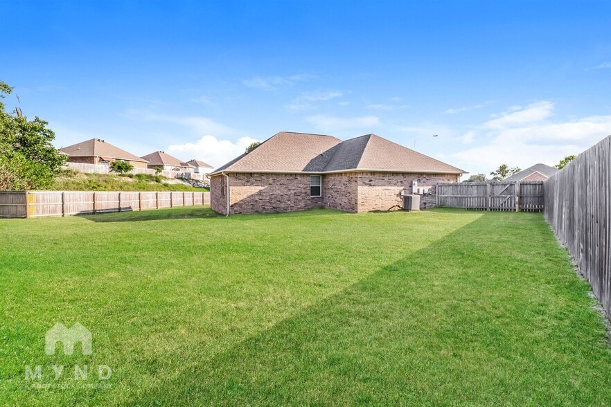 Building Photo - 2112 Cedar Cir