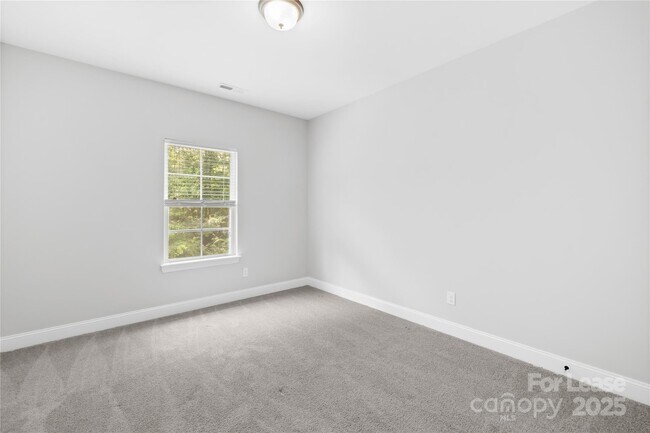 Building Photo - 2136 Laurens Dr