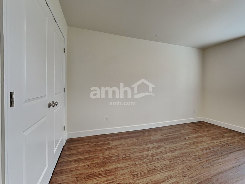 Building Photo - 13911 106th Ave E